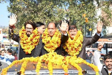 सुजानपुर में आयोजित सेना दिवस समारोह में मंच पर उपस्थित मुख्यातिथि एवं पूर्व सैन्य अधिकारी। संस सुजानपुर में आयोजित सेना दिवस समारोह में मंच पर उपस्थित मुख्यातिथि एवं पूर्व सैन्य अधिकारी। संस