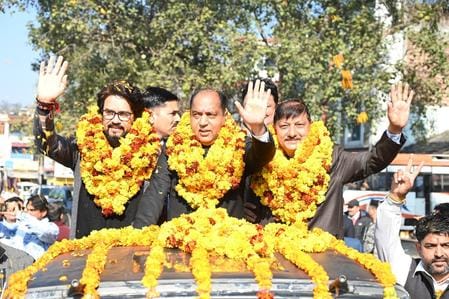 सुजानपुर में आयोजित सेना दिवस समारोह में मंच पर उपस्थित मुख्यातिथि एवं पूर्व सैन्य अधिकारी। संस