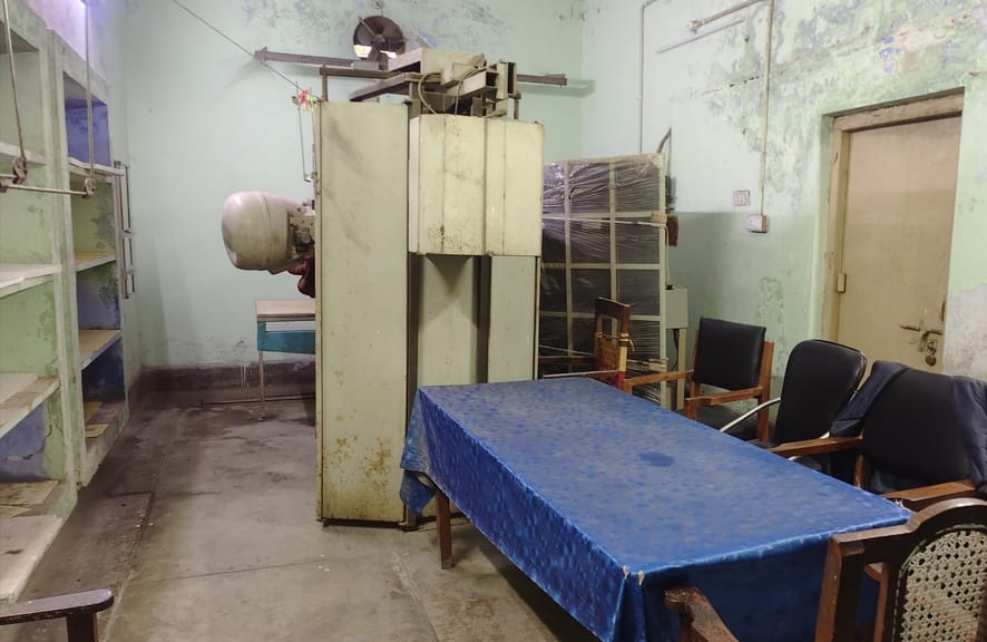 टीबी अस्पताल में पर्चा काउंटर पर लगी भीड़। संवाद टीबी अस्पताल में पर्चा काउंटर पर लगी भीड़। संवाद