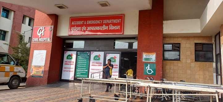 अंबाला छावनी नागरिक अस्पताल की इमरजेंसी के डॉक्टर कक्ष से पर्स उठाकर नर्सिंग ऑफिसर के सामने से 
