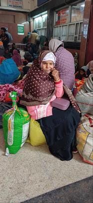 अंबाला छावनी रेलवे स्टेशन पर ट्रेन की इंतजार करते यात्री। संवाद