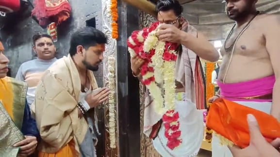 बाबा महाकाल की भस्म आरती में शामिल हुए युवा गायक तनिष्क बाबा महाकाल की भस्म आरती में शामिल हुए युवा गायक तनिष्क