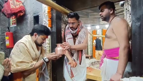 बाबा महाकाल की भस्म आरती में शामिल हुए युवा गायक तनिष्क बाबा महाकाल की भस्म आरती में शामिल हुए युवा गायक तनिष्क