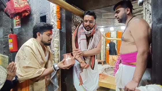 बाबा महाकाल की भस्म आरती में शामिल हुए युवा गायक तनिष्क बाबा महाकाल की भस्म आरती में शामिल हुए युवा गायक तनिष्क