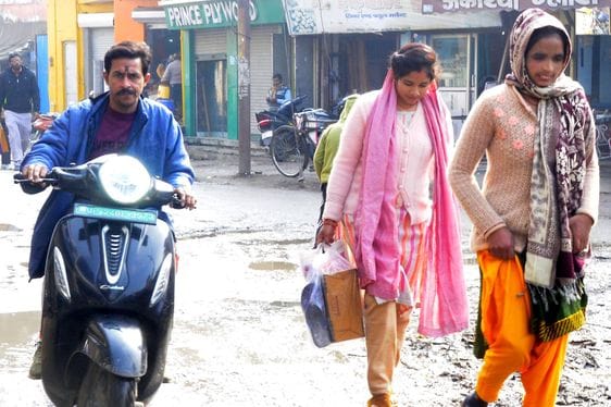 बृहस्पतिवार को सुबह बूंदाबांदी के बीच छाता लगाकर पथिक चौक से गुजरती महिला। संवाद बृहस्पतिवार को सुबह बूंदाबांदी के बीच छाता लगाकर पथिक चौक से गुजरती महिला। संवाद