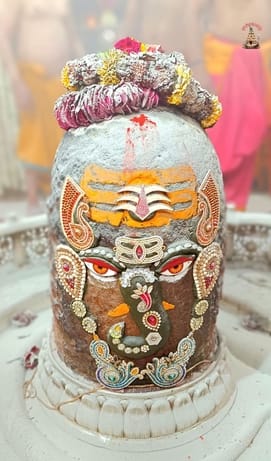 चतुर्थी के विशेष संयोग पर श्री गणेश के स्वरूप मे श्रृंगारित हुए बाबा महाकाल, भस्म आरती मे  गूंज