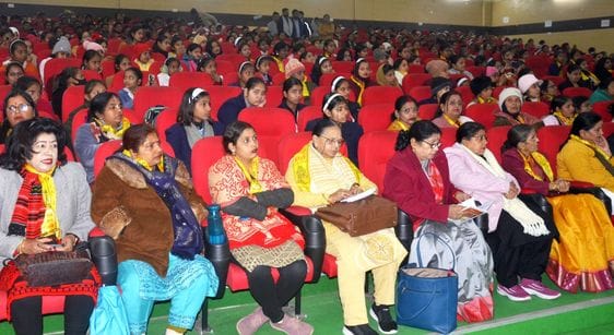 डायट ऑडिटोरियम में आयोजित कार्यक्रम में लोक गीत प्रस्तुत करती छात्रा। संवाद डायट ऑडिटोरियम में आयोजित कार्यक्रम में लोक गीत प्रस्तुत करती छात्रा। संवाद