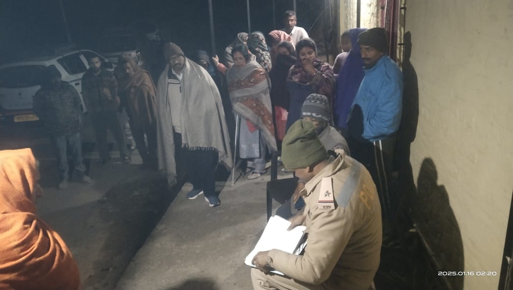 ढगो में आरोपी ने नाले में गिराया ट्राला और मौके पर पहुंची पुलिस। स्रोत : संवाद ढगो में आरोपी ने नाले में गिराया ट्राला और मौके पर पहुंची पुलिस। स्रोत : संवाद