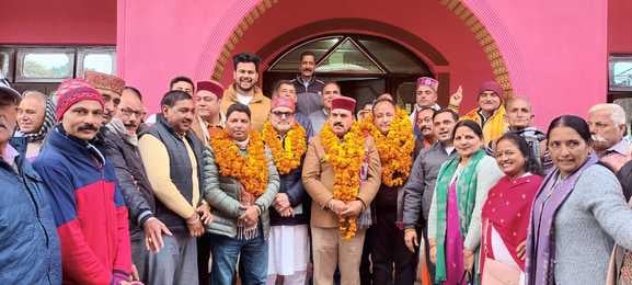 हमीपुर विसक्षेत्र के विधायक और शहरी और ग्रामीण मंडल के अध्यक्षों को कंधे पर उठाए समर्थक। संवाद। हमीपुर विसक्षेत्र के विधायक और शहरी और ग्रामीण मंडल के अध्यक्षों को कंधे पर उठाए समर्थक। संवाद।
