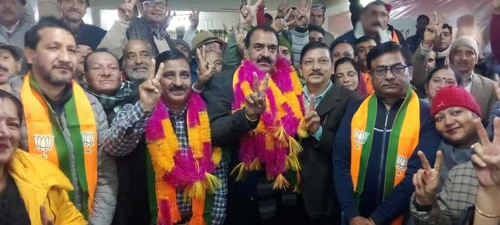 हमीपुर विसक्षेत्र के विधायक और शहरी और ग्रामीण मंडल के अध्यक्षों को कंधे पर उठाए समर्थक। संवाद। हमीपुर विसक्षेत्र के विधायक और शहरी और ग्रामीण मंडल के अध्यक्षों को कंधे पर उठाए समर्थक। संवाद।