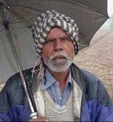 पीलीभीत में बृहस्पतिवार की सुबह रिमझिम बारिश में छाता लगाकर जाती छात्राएं।संवाद