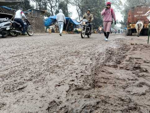पीलीभीत में बृहस्पतिवार की सुबह रिमझिम बारिश में छाता लगाकर जाती छात्राएं।संवाद