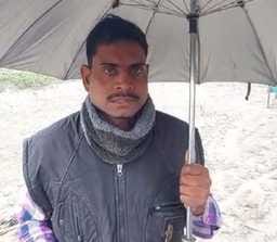 पीलीभीत में बृहस्पतिवार की सुबह रिमझिम बारिश में छाता लगाकर जाती छात्राएं।संवाद