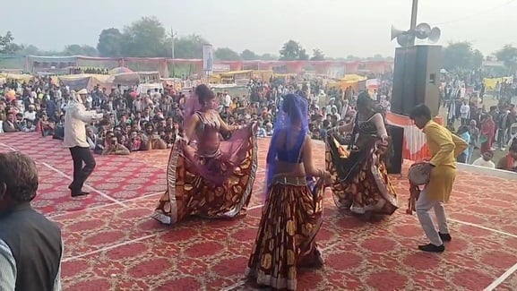 राई नृत्य करती कलाकार राई नृत्य करती कलाकार