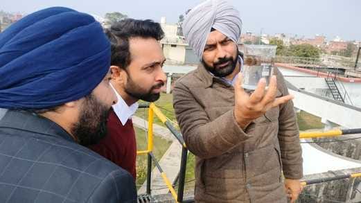 उपायुक्त पार्थ गुप्ता शहर के मोतीनगर में सीवरेज ट्रीटमेंट प्लांट का निरीक्षण कर जानकारी लेते हु