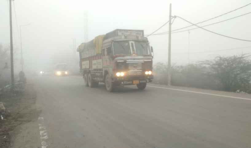 17jjrp17- शहर में घने कोहरे से गुजरते वाहन चालक। संवाद 17jjrp17- शहर में घने कोहरे से गुजरते वाहन चालक। संवाद