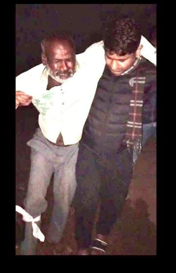 मुठभेड़ में घायल पारदी गैंग का इनामी बदमाश कैलाश पारदी को ले जाते पुलिसकर्मी मुठभेड़ में घायल पारदी गैंग का इनामी बदमाश कैलाश पारदी को ले जाते पुलिसकर्मी