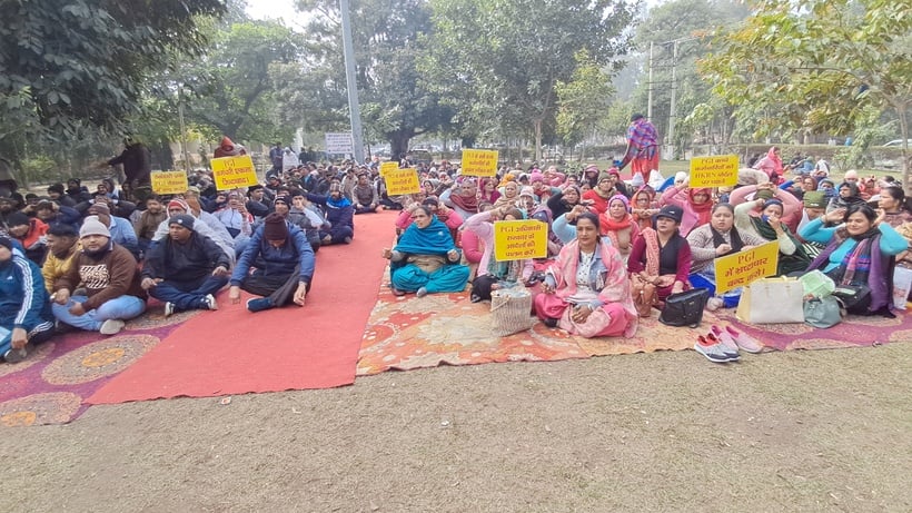 पीजीआई स्थित विजय पार्क में मांगों को लेकर प्रदर्शन करते आउटसोर्स कर्मचारी। अमर उजाला पीजीआई स्थित विजय पार्क में मांगों को लेकर प्रदर्शन करते आउटसोर्स कर्मचारी। अमर उजाला