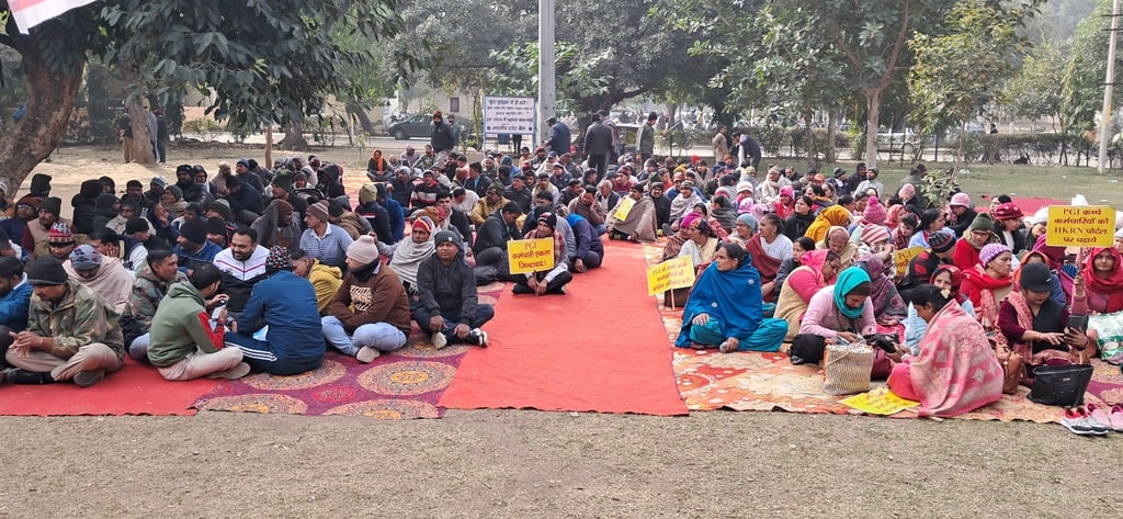 पीजीआई स्थित विजय पार्क में मांगों को लेकर प्रदर्शन करते आउटसोर्स कर्मचारी। अमर उजाला पीजीआई स्थित विजय पार्क में मांगों को लेकर प्रदर्शन करते आउटसोर्स कर्मचारी। अमर उजाला