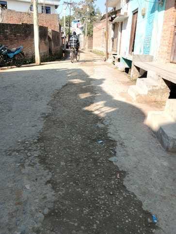 पीलीभीत के मोहल्ला मोहम्मद वासिल की खस्ताहाल सड़क से गुजरता राहगीर।संवाद पीलीभीत के मोहल्ला मोहम्मद वासिल की खस्ताहाल सड़क से गुजरता राहगीर।संवाद