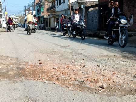 पीलीभीत के मोहल्ला मोहम्मद वासिल की खस्ताहाल सड़क से गुजरता राहगीर।संवाद पीलीभीत के मोहल्ला मोहम्मद वासिल की खस्ताहाल सड़क से गुजरता राहगीर।संवाद