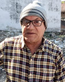 पीलीभीत के मोहल्ला मोहम्मद वासिल की खस्ताहाल सड़क से गुजरता राहगीर।संवाद पीलीभीत के मोहल्ला मोहम्मद वासिल की खस्ताहाल सड़क से गुजरता राहगीर।संवाद