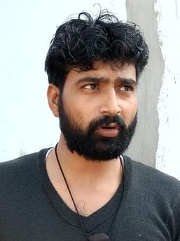 पीलीभीत के मोहल्ला मोहम्मद वासिल की खस्ताहाल सड़क से गुजरता राहगीर।संवाद पीलीभीत के मोहल्ला मोहम्मद वासिल की खस्ताहाल सड़क से गुजरता राहगीर।संवाद