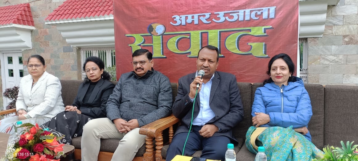 सेंट मोमिना स्कूल में आयोजित संवाद में मौजूद छात्र-छात्राएं व अन्य लोग। संवाद सेंट मोमिना स्कूल में आयोजित संवाद में मौजूद छात्र-छात्राएं व अन्य लोग। संवाद