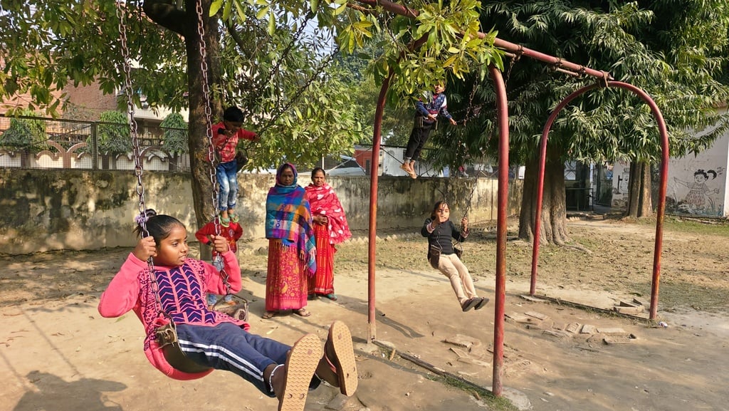 शनिवार सुबह छाए कोहरे में निकलते लोग। संवाद शनिवार सुबह छाए कोहरे में निकलते लोग। संवाद