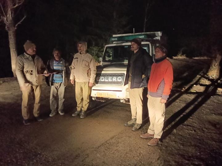 धरोट में बरामद देवदार की अवैध लकड़ी के साथ वन विभाग की टीम। स्त्रोत- विभाग धरोट में बरामद देवदार की अवैध लकड़ी के साथ वन विभाग की टीम। स्त्रोत- विभाग