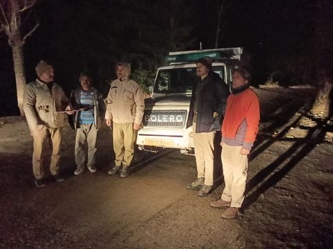 धरोट में बरामद देवदार की अवैध लकड़ी के साथ वन विभाग की टीम। स्त्रोत- विभाग धरोट में बरामद देवदार की अवैध लकड़ी के साथ वन विभाग की टीम। स्त्रोत- विभाग