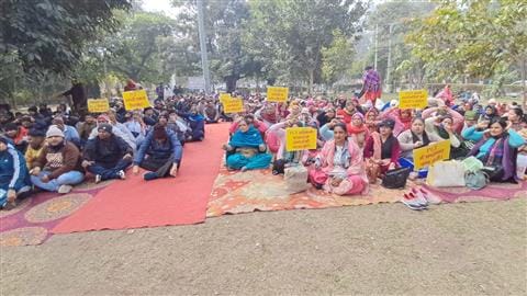 18सीटीके05..विजय पार्क में विधायक भारत भूषण बतरा को मांग पत्र सौंपते अनुबंधित कर्मचारी। स्रोत 18सीटीके05..विजय पार्क में विधायक भारत भूषण बतरा को मांग पत्र सौंपते अनुबंधित कर्मचारी। स्रोत