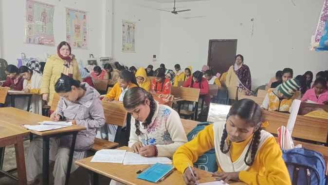 आर्य कन्या पाठशाला में रसायन विज्ञान की प्रयोगशाला में रखे काफी पुराने रसायन व उपकरण। संवाद आर्य कन्या पाठशाला में रसायन विज्ञान की प्रयोगशाला में रखे काफी पुराने रसायन व उपकरण। संवाद