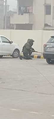 अंबाला सिटी रेलवे स्टेशन पर यात्रियों के सामान की जांच करते पुलिस कर्मचारी। संवाद