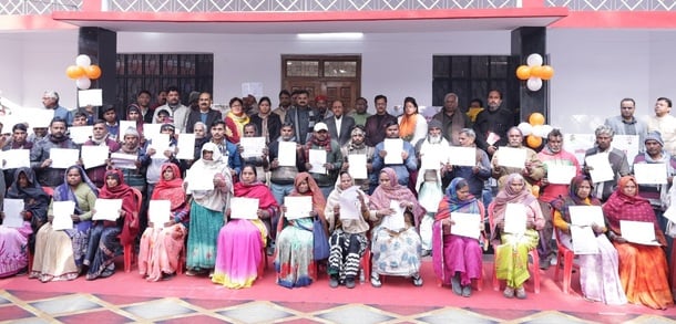अमरिया तहसील परिसर में घरौनी वितरण करते विधायक स्वामी प्रवक्तानंद।संवाद अमरिया तहसील परिसर में घरौनी वितरण करते विधायक स्वामी प्रवक्तानंद।संवाद