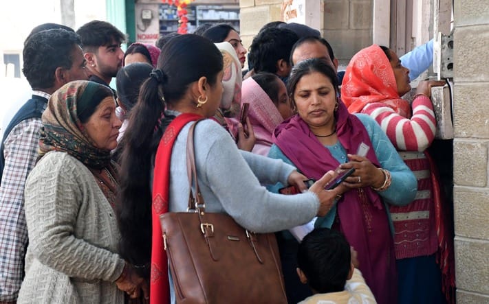 डॉ राधाकृष्णन मेडिकल कॉलेज में ओपीडी पर्ची बनाते हुए मरीज। स्रोत : संवाद