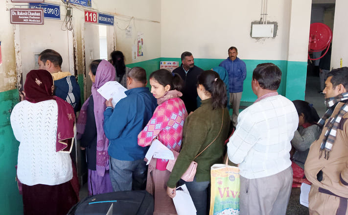 डॉ राधाकृष्णन मेडिकल कॉलेज में ओपीडी पर्ची बनाते हुए मरीज। स्रोत : संवाद