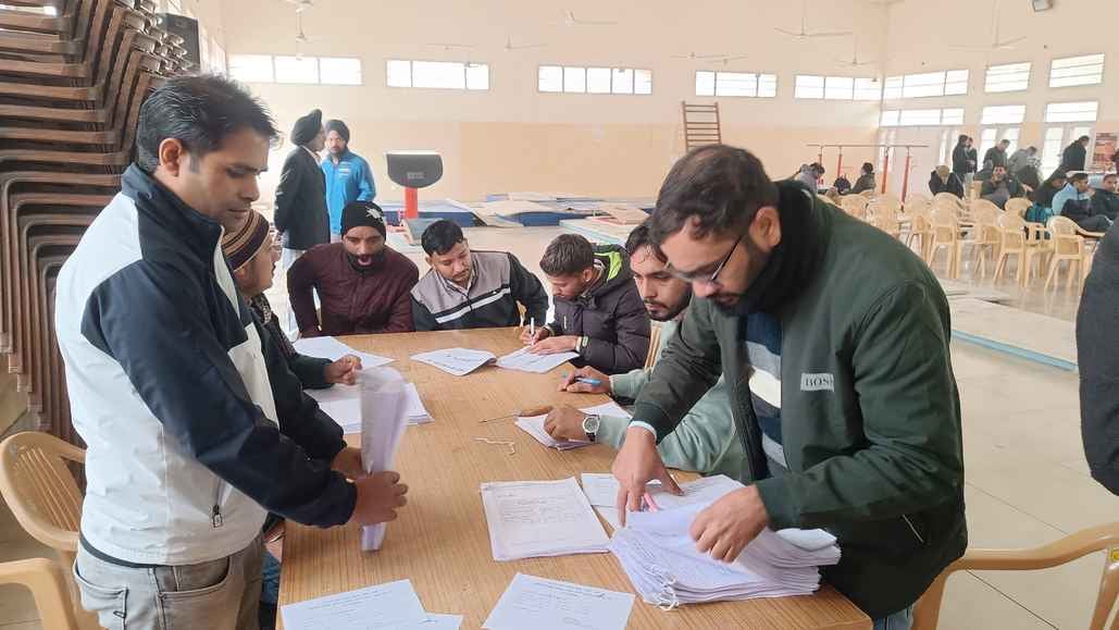 फतेहाबाद के डीपीआरसी हाल में पोलिंग पार्टियों को चुनाव सामग्री देते अधिकारी। संवाद फतेहाबाद के डीपीआरसी हाल में पोलिंग पार्टियों को चुनाव सामग्री देते अधिकारी। संवाद