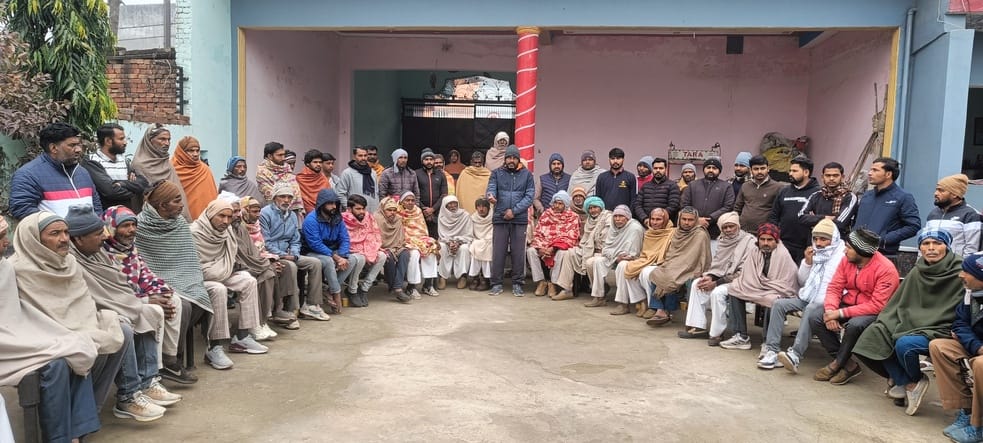 गांव खानूपुर में होने वाली महा पंचायत स्थल पर स्टेज बनाने के लिए स्थान का निर्धारण करते हुए ग्र गांव खानूपुर में होने वाली महा पंचायत स्थल पर स्टेज बनाने के लिए स्थान का निर्धारण करते हुए ग्र