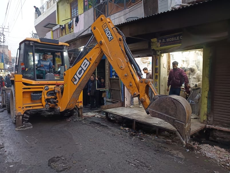 इकरार अहमद...... खैरनगर स्थित नालियों के ऊपर किए गए अतिक्रमण को हटाता नगर निगम का परिवर्तन दल क