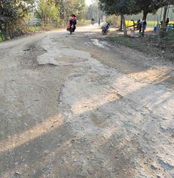 कुआंडांडा को जाने वाली मुख्य सड़क की हालत जर्जर। संवाद