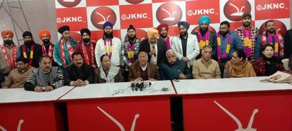 नेशनल कॉन्फ्रेंस में शामिल होने वाले युवा फोटो नेकां 