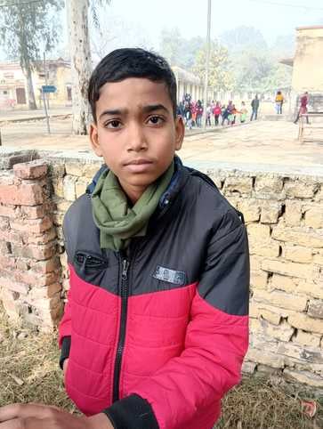पीलीभीत के ड्रमंड राजकीय इंटर कॉलेज परीक्षा केंद्र पर नवोदय विद्यालय की प्रवेश परीक्षा देकर आते