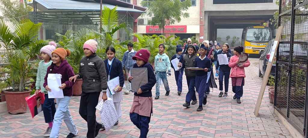 परीक्षा देने गए बच्चों का इंतजार करते हुए अभिभावक। संवाद