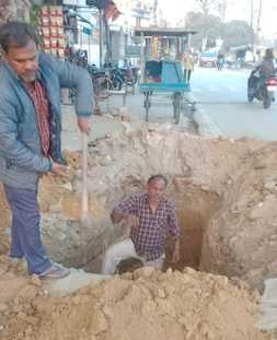 शहर के दामोदर दास पार्क से लाल रोड जाने वाली सड़क पर लीकेज पानी की पाइपलाइन। संवाद शहर के दामोदर दास पार्क से लाल रोड जाने वाली सड़क पर लीकेज पानी की पाइपलाइन। संवाद