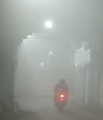 शहर में रविवार सुबह आसमान में छाया घना कोहरा। संवाद शहर में रविवार सुबह आसमान में छाया घना कोहरा। संवाद