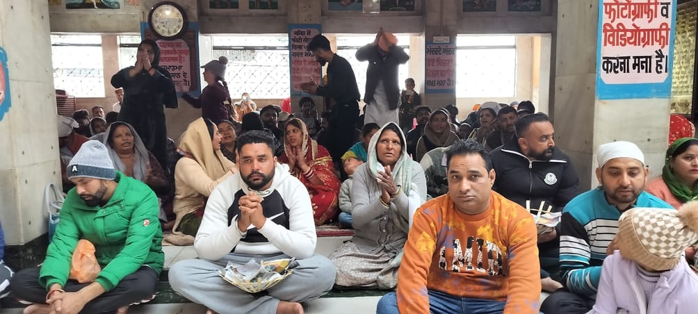 बाबा बालक नाथ मंदिर दियोटसिद्ध में पानी का टैंकर भेंट करते श्रद्धालु। संवाद बाबा बालक नाथ मंदिर दियोटसिद्ध में पानी का टैंकर भेंट करते श्रद्धालु। संवाद