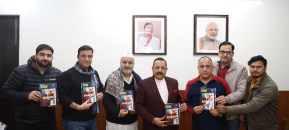 डॉ. जितेंद्र सिंह संगठन के मुखपत्र नाद का विशेष अंक पेश करते हुए। संवाद डॉ. जितेंद्र सिंह संगठन के मुखपत्र नाद का विशेष अंक पेश करते हुए। संवाद