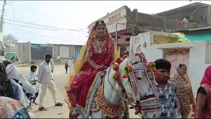 घोड़ी पर चढ़कर दुल्हन ने निकली बारात