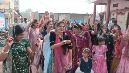घोड़ी पर चढ़कर दुल्हन ने निकली बारात
